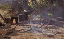 <center>
Rassemblé autour du feu. <br> Et dans les bidons, l'eau si précieuse... Feu au campement. KAOKOLAND. NAMIBIE 